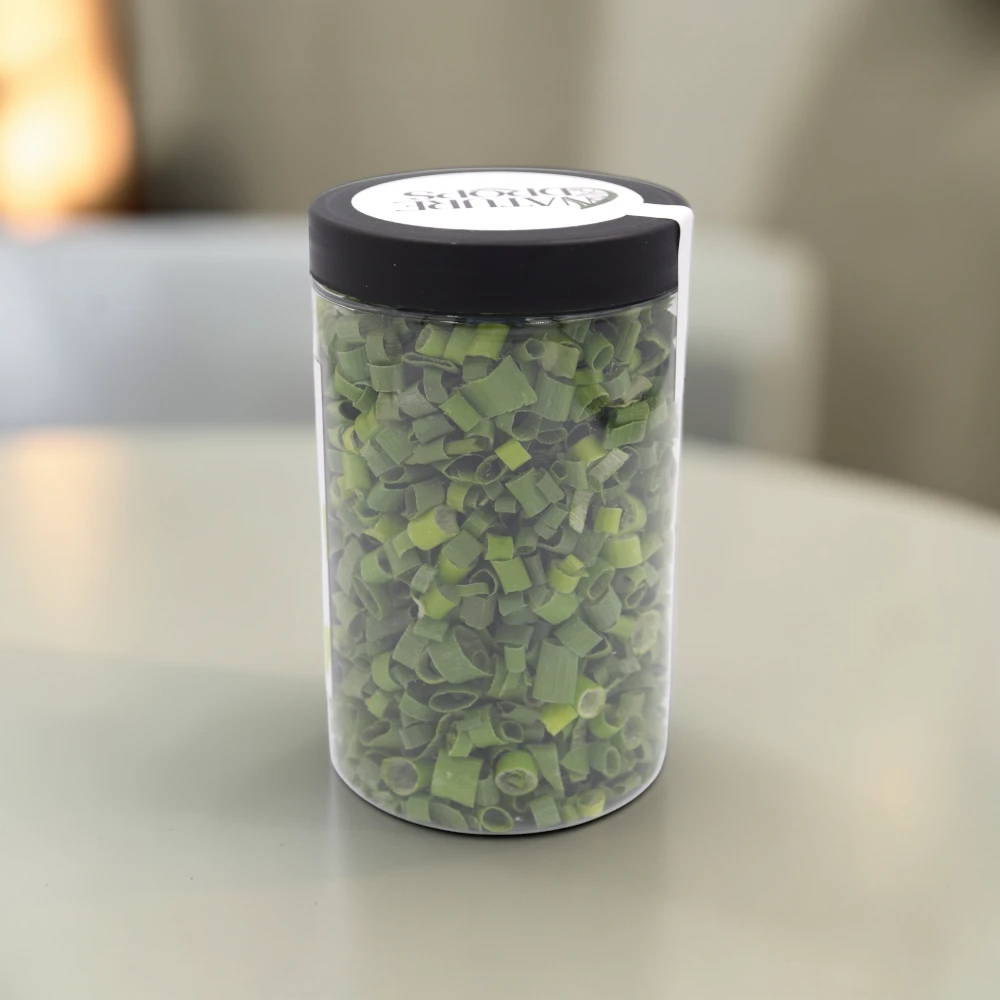 Liofilizuoti svogūnų laiškai iš arti – ryški spalva ir gaivus aromatas